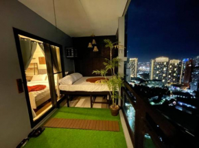 Condo near BGC and Megamall with free parking and Videoke